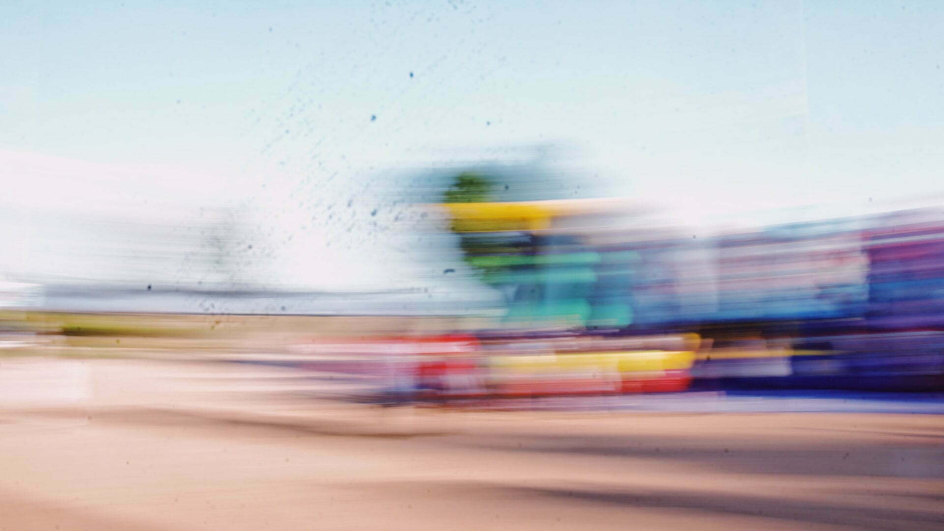 blurry blurry image of a blurry city street
